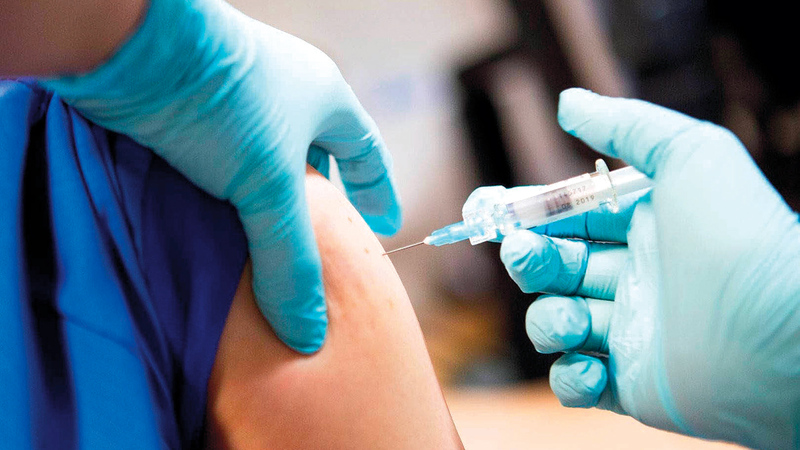 تزايد الإقبال على التطعيم أسهم في الحد من إصابات كورونا. أرشيفية