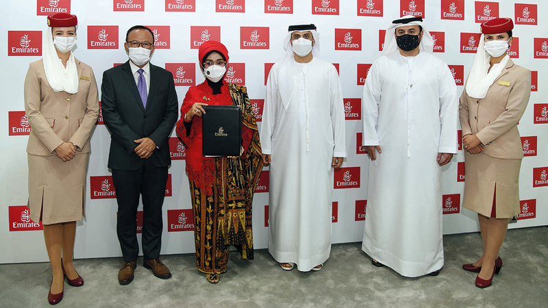 ممثلو «طيران الإمارات» ووزارة السياحة الإندونيسية خلال التوقيع على مذكرة التفاهم.   من المصدر