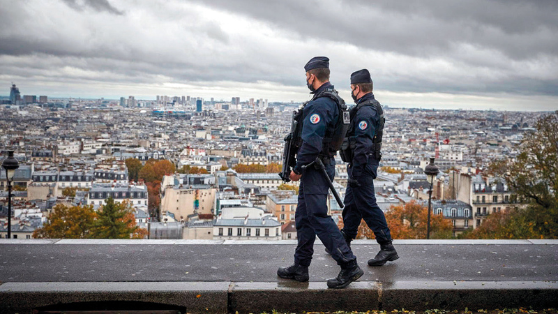 رقابة الشرطة لدرجة التزام المواطنين بالإجراءات الاحترازية تثير حنق الفرنسيين.  أرشيفية