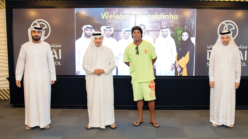 سعيد حارب خلال لقاء رونالدينيو بحضور آل رحمة وعمران الجسمي.   من المصدر