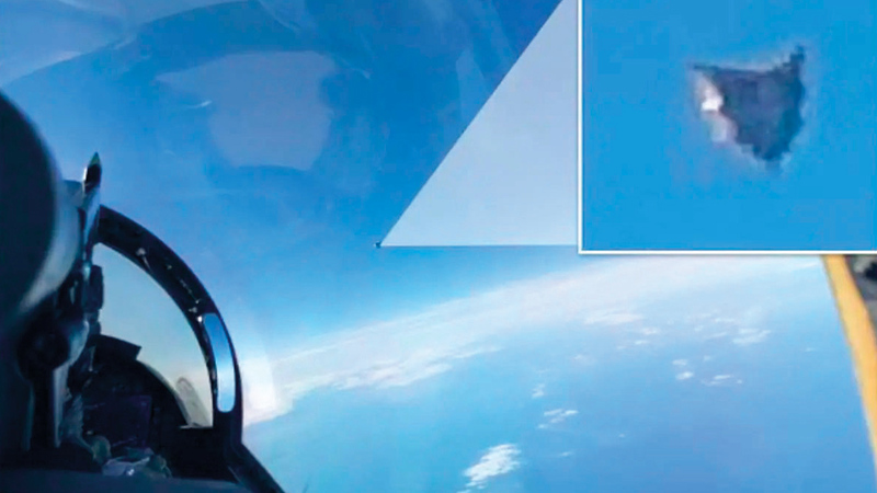 صورة لطائرة نشرتها «البنتاغون» وهي تلتقط صورة جسم غريب طائر.  من المصدر