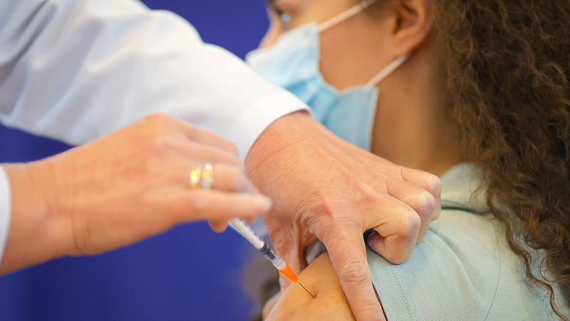 التوسع في عمليات التطعيم سرّع وتيرة التعافي من الفيروس. إي.بي.إيه