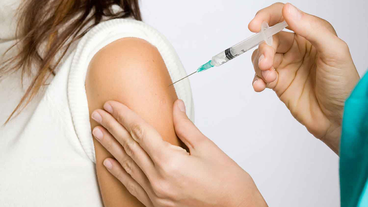 «الصحة» دعت أفراد المجتمع  المؤهلين لأخذ اللقاح إلى الإسراعّ لتلقي التطعيم. أرشيفية