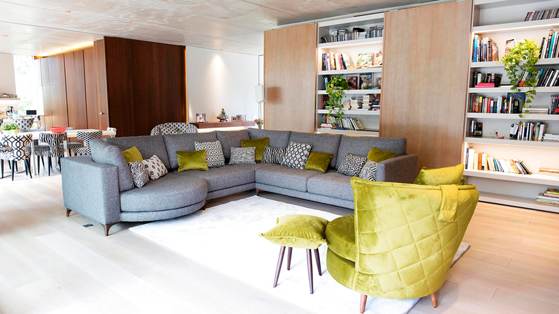 تتناغم الأزهار الهادئة مع تدرجات الوردي واللون الأخضر الطبيعي لإضفاء طابع حيوي.  من المصدر