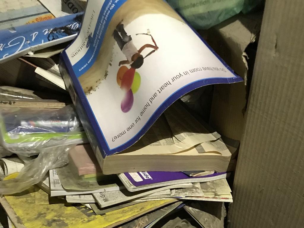 قمامة مكدسة داخل منزل بروس روبرتس على حد وصف الشرطة