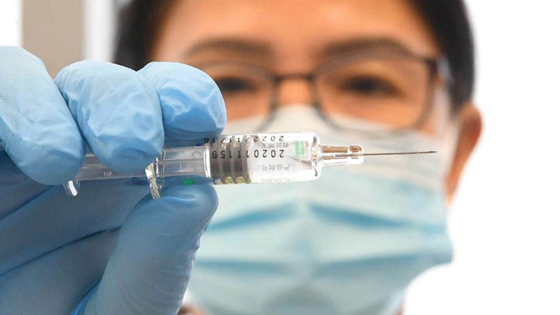اللقاحات تخضع لاختبارات سلامة مشددة قبل الموافقة على استخدامها.  تصوير: إريك أرازاس