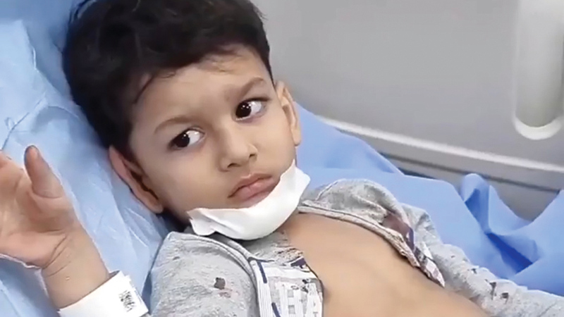 الطفل أثناء تلقيه الإسعافات الأولية عقب إنقاذه.   من المصدر