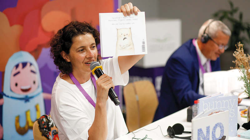 كلوديا استهلت الجلسة التي استضافتها مكتبة الصفا.   من المصدر