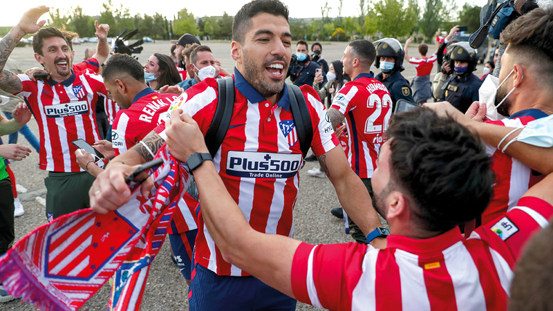 سواريز حظي باستقبال الأبطال في مدريد بعد العودة من بلد الوليد.   أ.ب