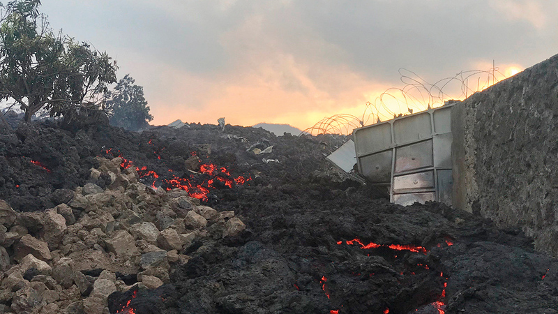 الحمم تبدو وهي تتصاعد في الهواء مصحوبة بالدخان.   أ.ف.ب