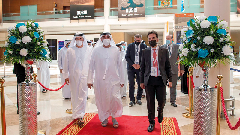 أحمد بن سعيد خلال افتتاحه فعاليات الدورة الـ20 من &laquo;معرض المطارات&raquo;.   وام