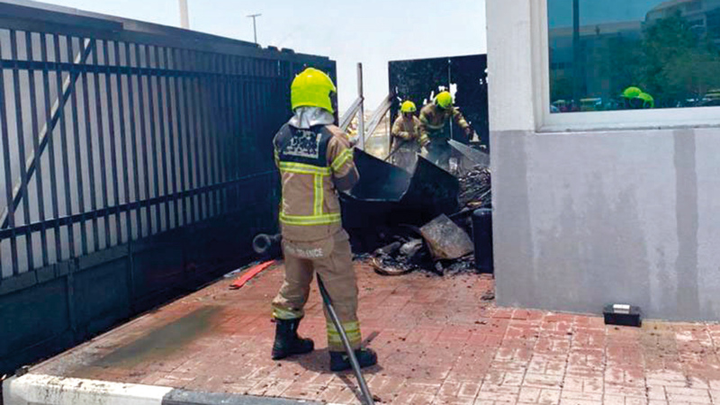 فرق الدفاع المدني خلال إخماد الحريق.   من المصدر