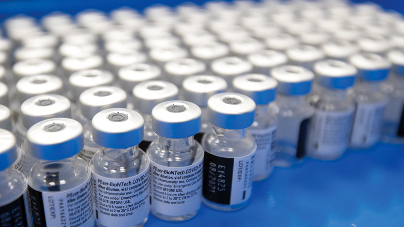 الدولة توفر أكثر من نوع من اللقاحات تتميز جميعها بفعالية عالية في الحدّ من انتشار الفيروس.   تصوير: أحمد عرديتي