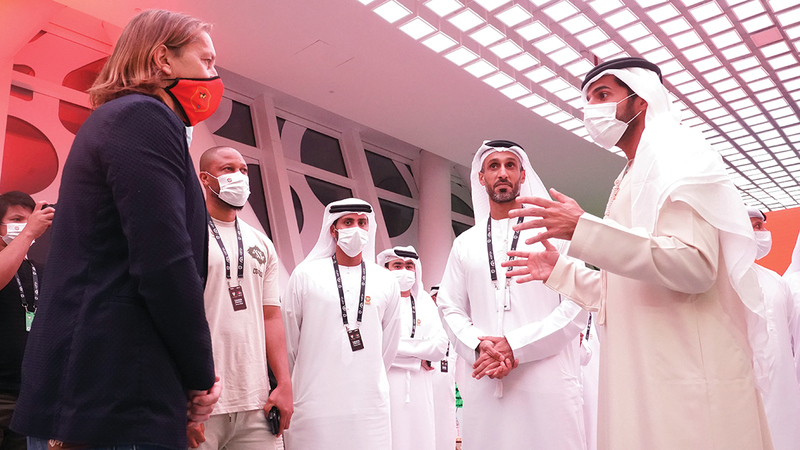 راشد بن حميد يتحدث مع نجوم كرة القدم في المؤتمر.  من المصدر