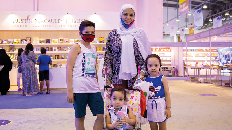 مروة وحيد بصحبة أبنائها عمر وريتال وليان.  من المصدر