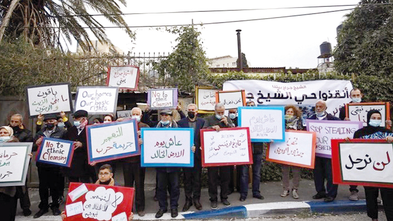 سكان الحي وعدد من المتضامنين معهم في وقفة احتجاجية.   الإمارات اليوم