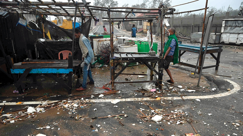 بعض من تضرروا يحاولون نقل عرباتهم وممتلكاتهم إلى مكان أكثر أمناً.   أ.ف.ب