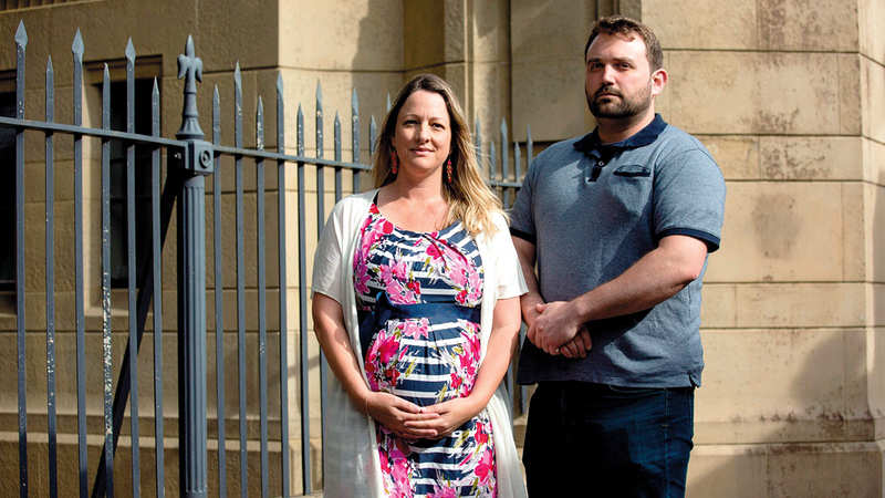 كات مودي وزوجها الأميركي إريك ميلز أمام منزلهما.   أرشيفية