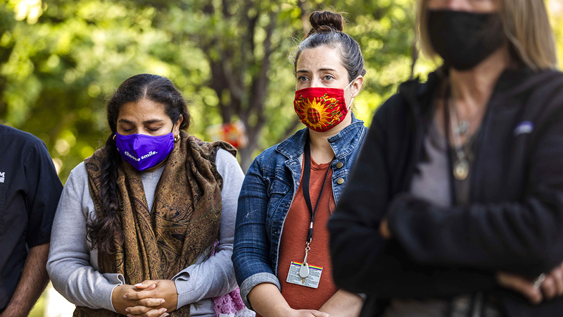 أميركيون يؤدون الصلاة على أرواح ضحايا الهجوم في سان خوسيه.  غيتي