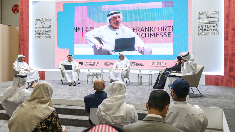 الجلسة نظمها معرض أبوظبي للكتاب مساء أول من أمس، عن نهضة الإمارات وقصة تطورها.   الإمارات اليوم