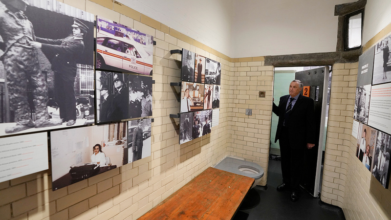 المتحف أقيم في زنزانات مرمّمة، قبع فيها قتلة وديكتاتوريون وحتى الكاتب أوسكار وايلد.   رويترز