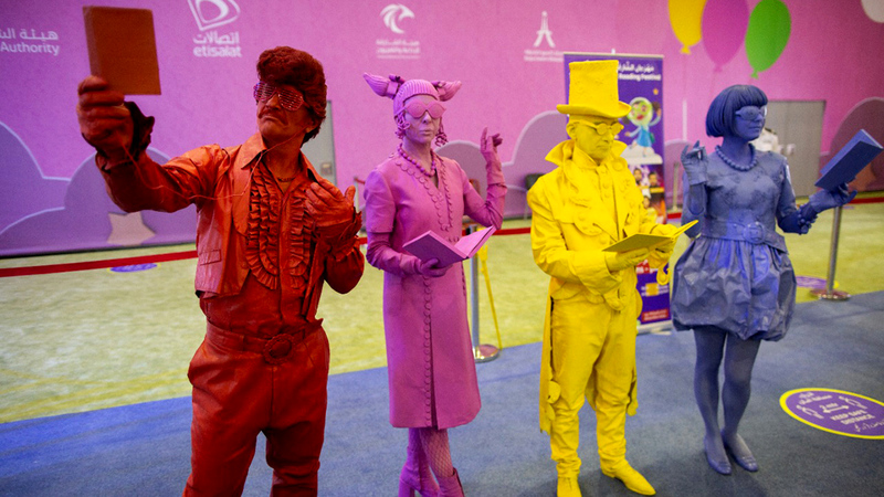 الشخصيات الملونة اعتمدت في عرضها على الإيحاء بانهماكها في القراءة.  من المصدر