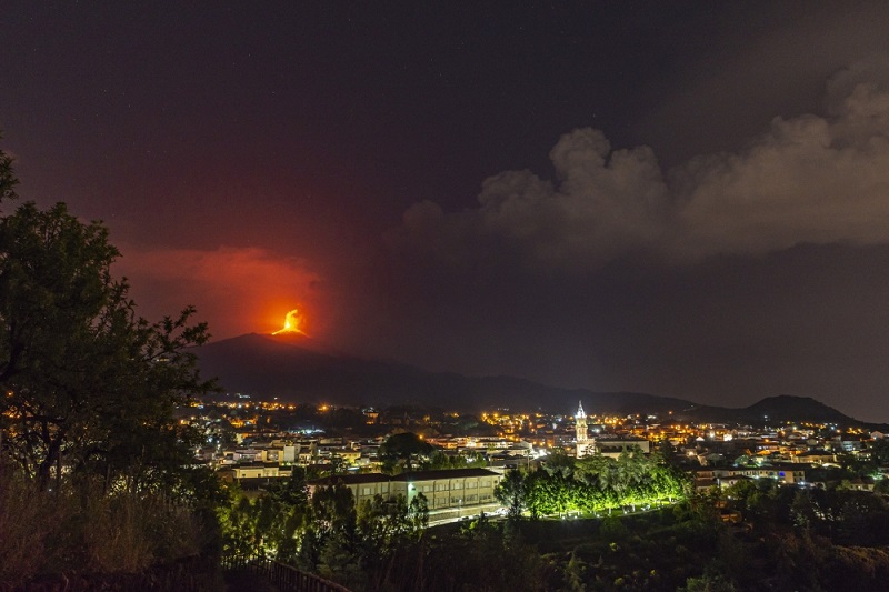وهو أكبر بركان نشط في أوروبا.