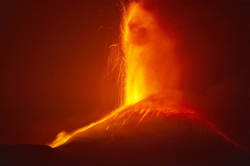 الحمم البركانية تتدفق من فوهة بركان جبل إتنا. - الصور نقلا عن وكالات