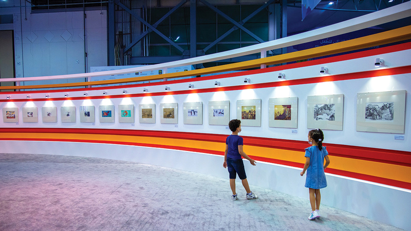 رسومات تزيّن جدران المهرجان.   من المصدر