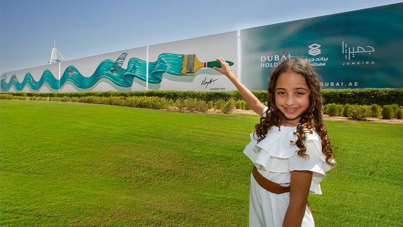 العمل الفني تم تثبيته بالقرب من مدينة جميرا.   من المصدر