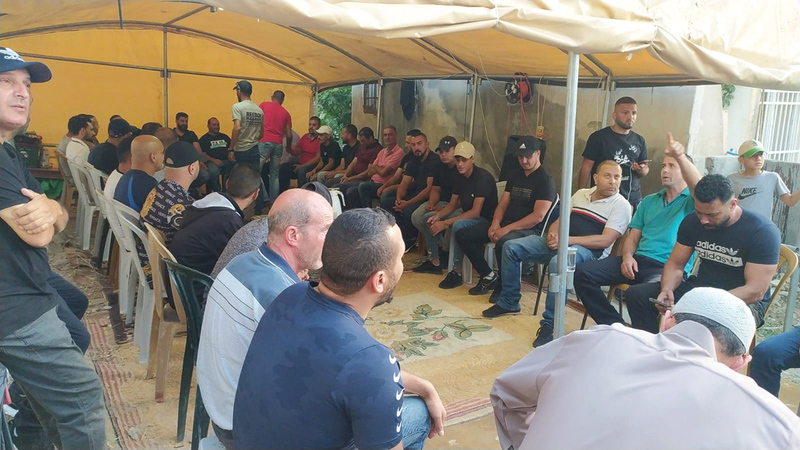 سكان حي «بطن الهوى» أمام منازلهم المهدّدة بالمصادرة. 	 الإمارات اليوم