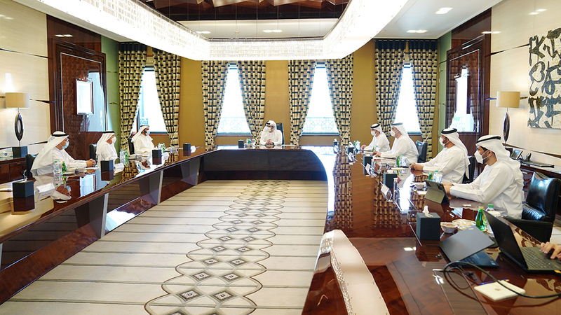 مكتوم بن محمد خلال ترؤسه اجتماع مجلس دبي القضائي.  وام