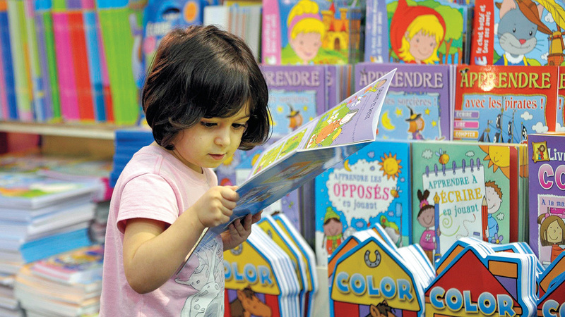 الأنشطة تسعى إلى تعزيز ثقافة القراءة بين جميع فئات المجتمع.  أرشيفية