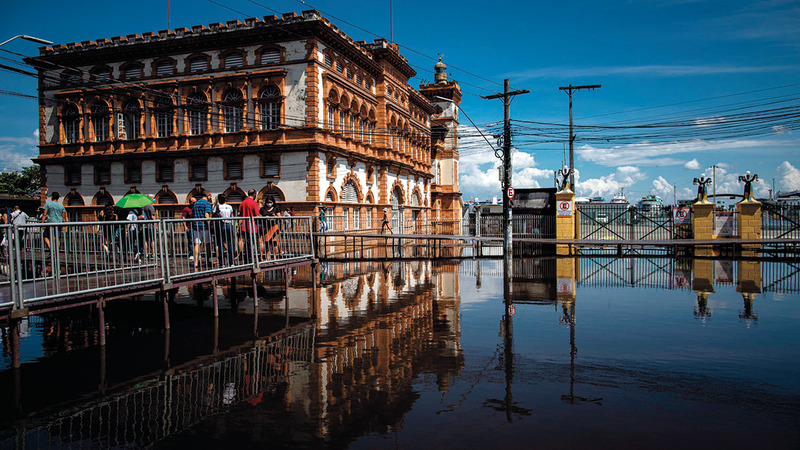 مياه الفيضان حاصرت السكان وأماكن عدة.   إي.بي.إيه