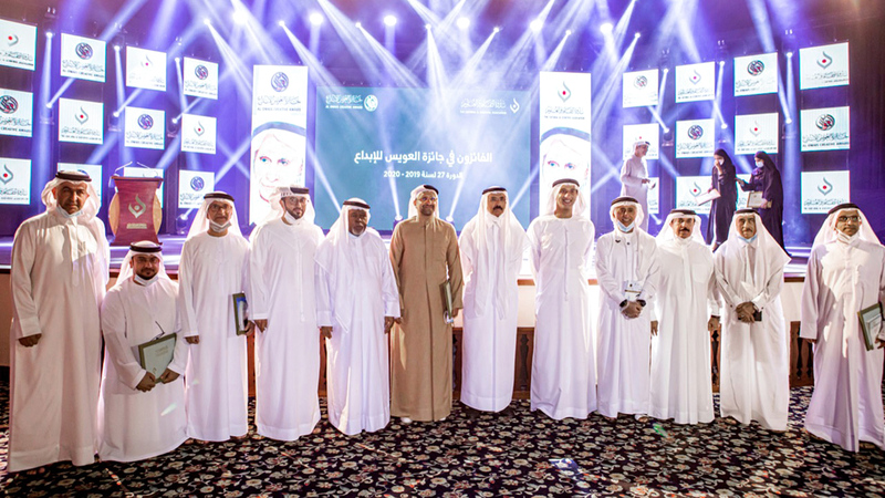 علي العويس ومحمد المر وبلال البدور يتوسطون المكرّمين بالجائزة.  من المصدر