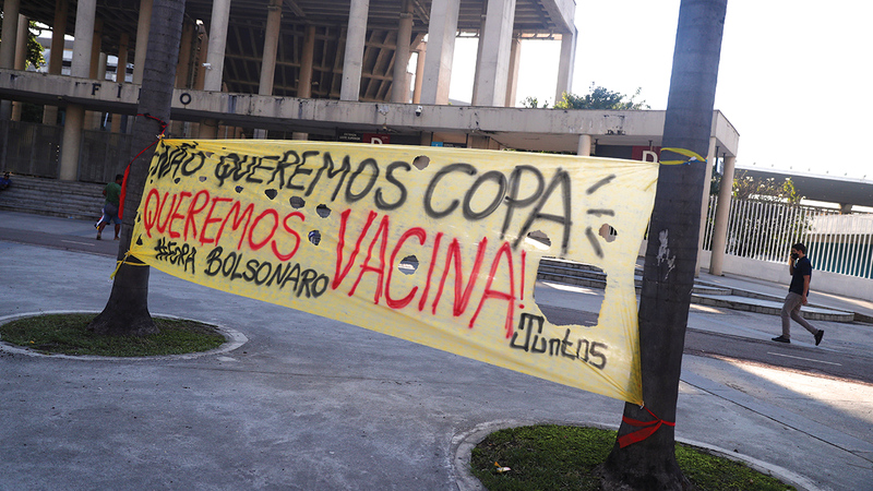 لافتات خارج ملعب «ماراكانا» في البرازيل تطالب بعدم تنظيم البطولة.   رويترز