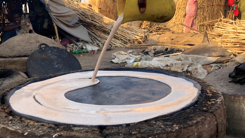 إعداد الطعام بطرق بدائية وقليل من المواد الغذائية.   من المصدر