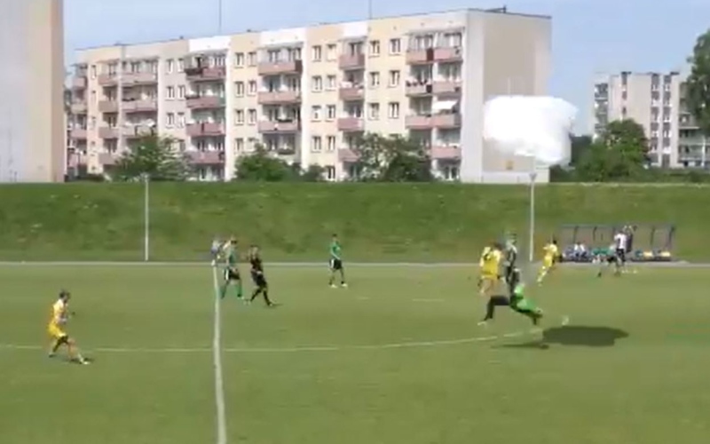 الصورة: بالفيديو: مظلي يهبط فجأة على ملعب.. ويوقف المباراة!