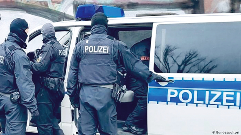 قوات الشرطة لدى اقتحامها أحد مقرات عصابات الجريمة في ألمانيا.  رويترز