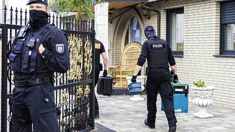 قوات الشرطة لدى اقتحامها أحد مقرات عصابات الجريمة في ألمانيا.  رويترز