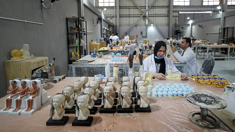 يضمّ مصنع «كنوز» أكثر من 150 فناناً ومرمّماً للآثار. رويترز