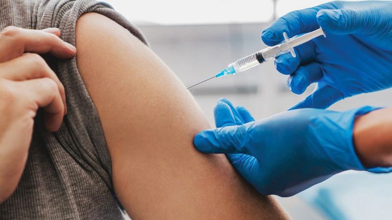 اللقاح يحمي من الإصابة.. ويحمي في حالة الإصابة من المضاعفات الخطيرة.  أرشيفية
