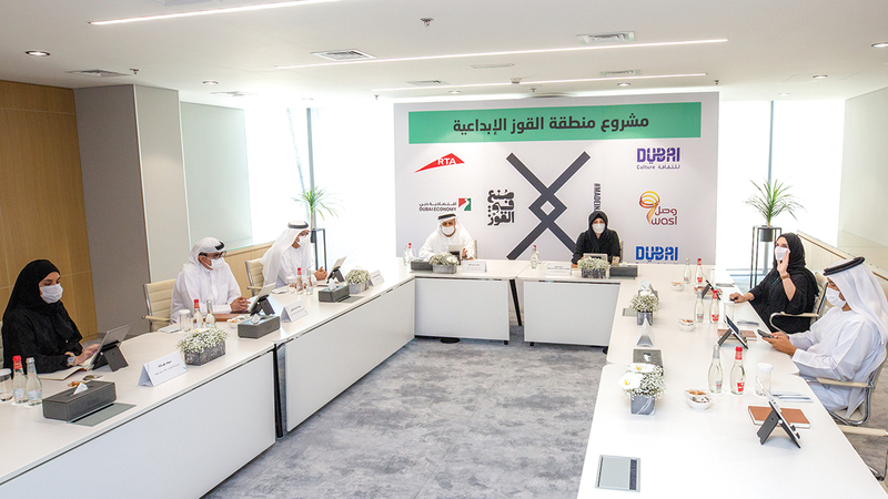 لطيفة بنت محمد خلال ترؤسها الاجتماع الأول للجنة العليا للمشروع.  من المصدر