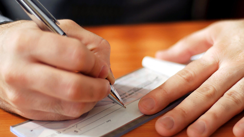 متعامل صرف شيكاً بتوقيع غير معتمد بعد إيداعه في الجهاز الآلي.    أرشيفية