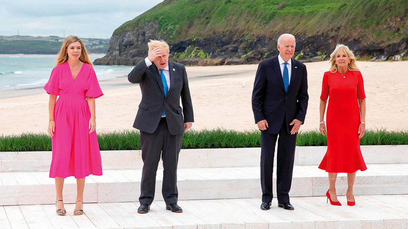 الزعيمان الأميركي والبريطاني وزوجتاهما على ساحل كورنول.   أ.ف.ب