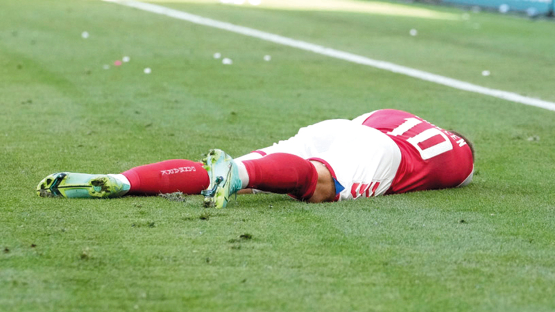 النجم الدنماركي كريستيان إريكسون لحظة سقوطه المفاجئ. À  أ.ف.ب