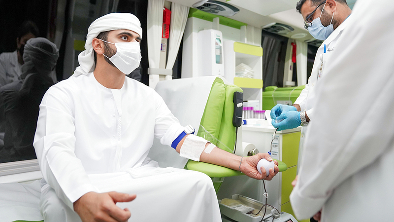 منصور بن محمد خلال التبرع بالدم في «دمي لوطني».   من المصدر
