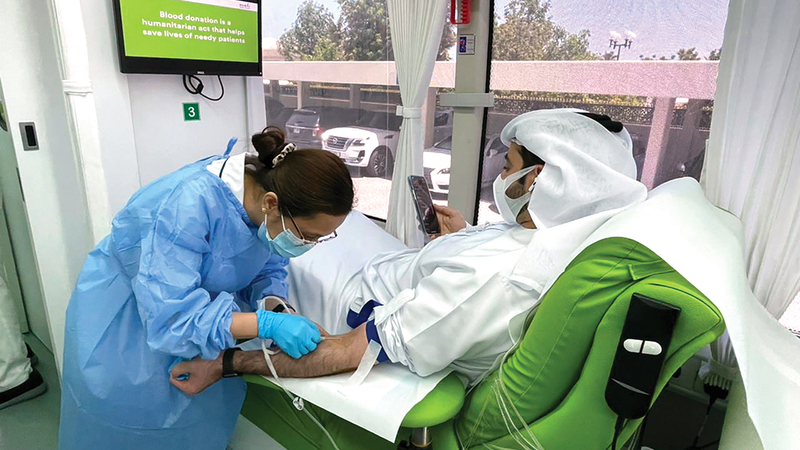 «دمي لوطني» شهدت إقبالاً من الراغبين بالمشاركة في الحملة.   الإمارات اليوم