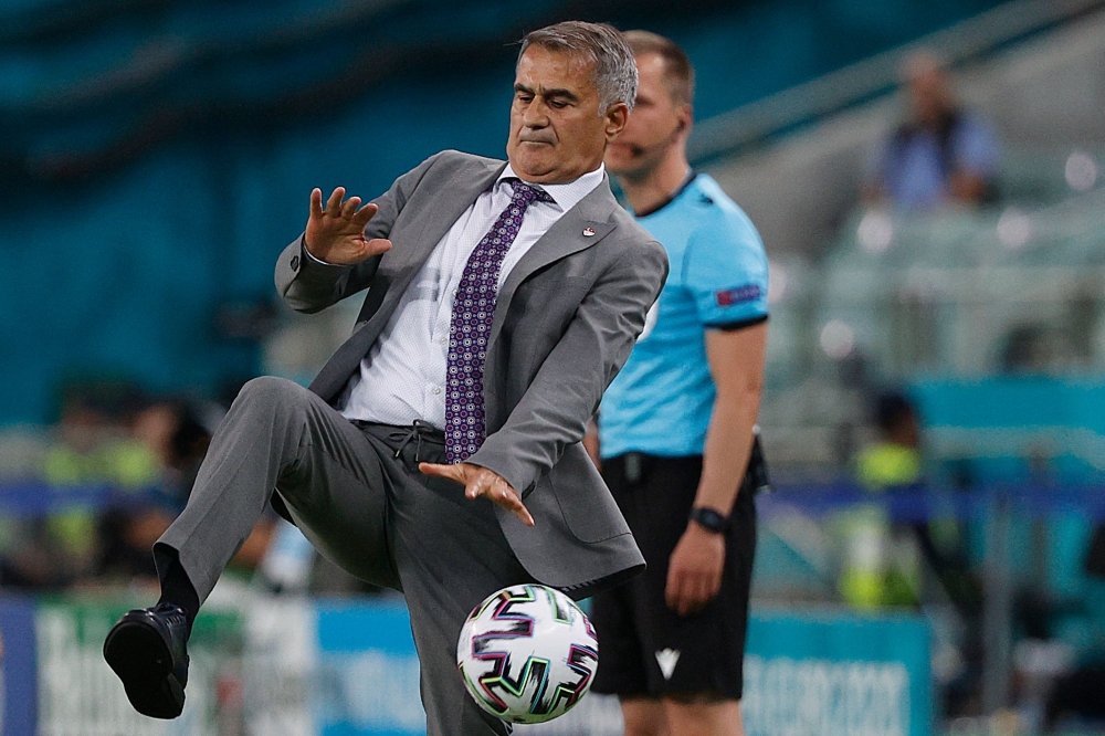 لقطة طريفة لمدرب تركيا شينول غونيش يحاول خلالها ترويض الكرة.
أ.ف.ب