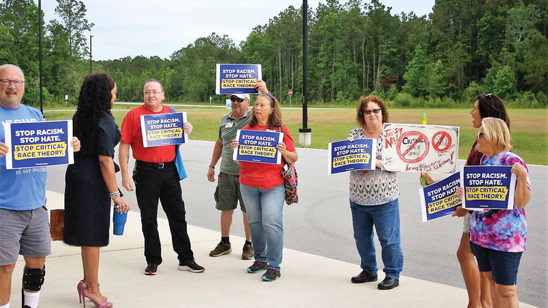 أولياء أمور طلبة في وقفة احتجاجية ضد تدريس «النظرية».   أرشيفية